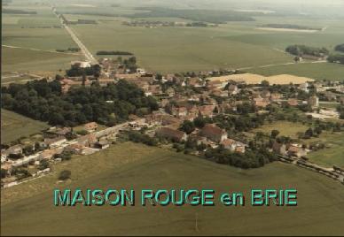 vue aerienne de maison rouge en brie